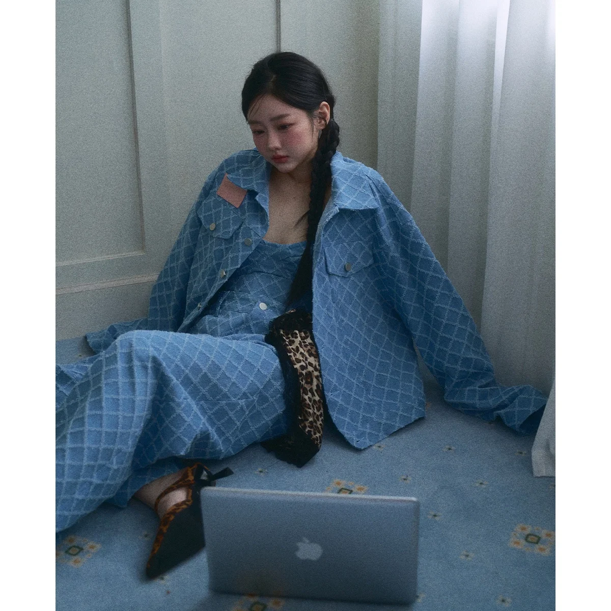 デニムジャケットとスラックスを組み合わせるとき、どう選ぶ？