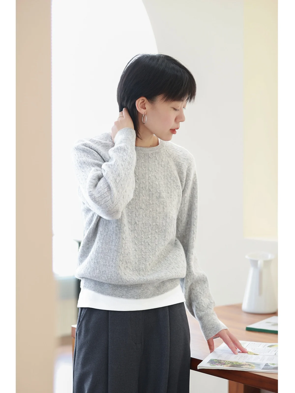 大人可愛い服 50代コーデ｜グレーブルー全羊毛ニットの心の温かみを徹底解説