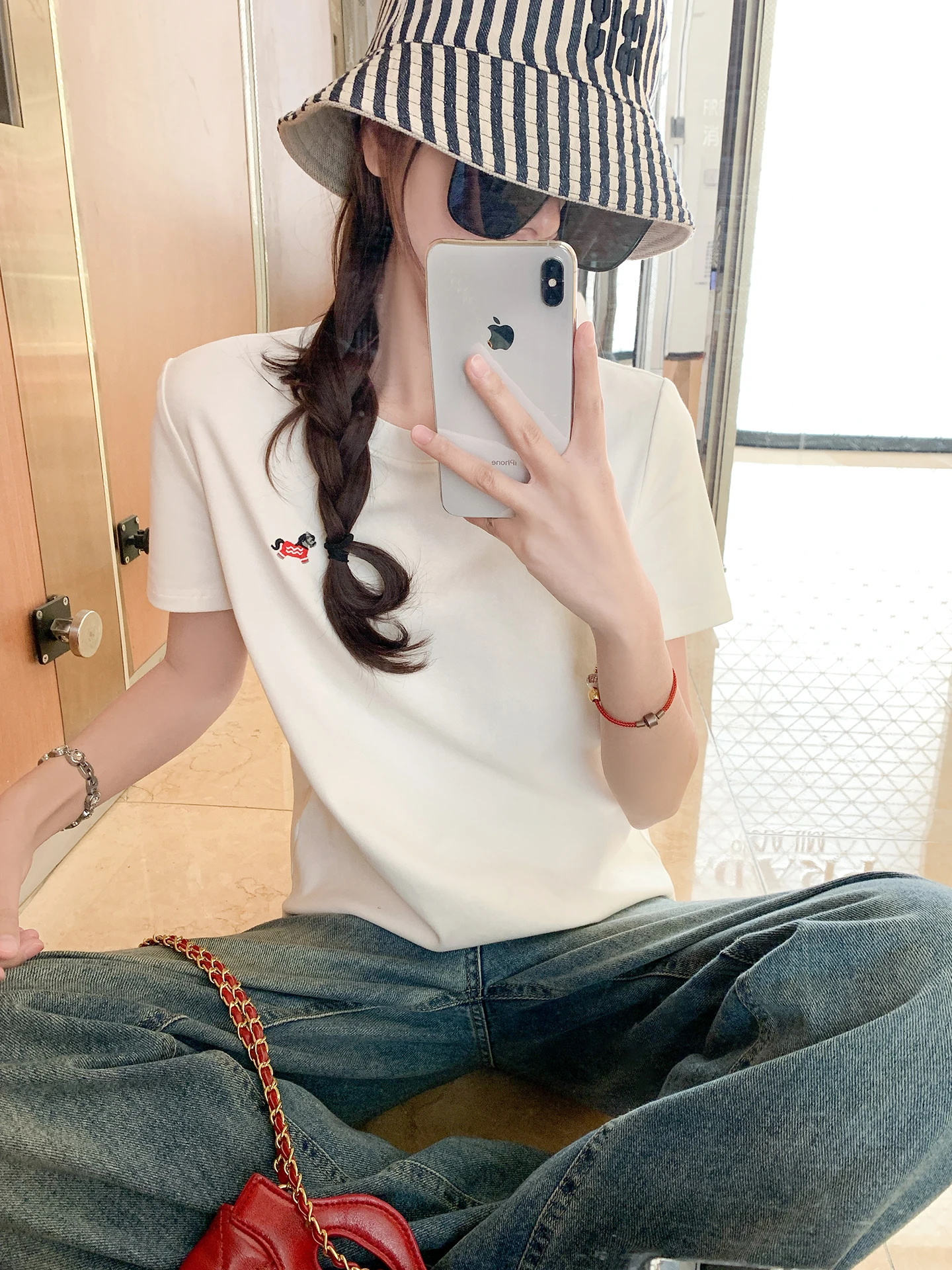 刺繍デザインのホワイトTシャツ：女性向け夏用ショートスリーブの実用性とデザイン選定ガイド