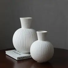 シンプルなストライプデザインの陶器製花瓶【ホワイト・インテリア装飾用・ドライフラワー対応】