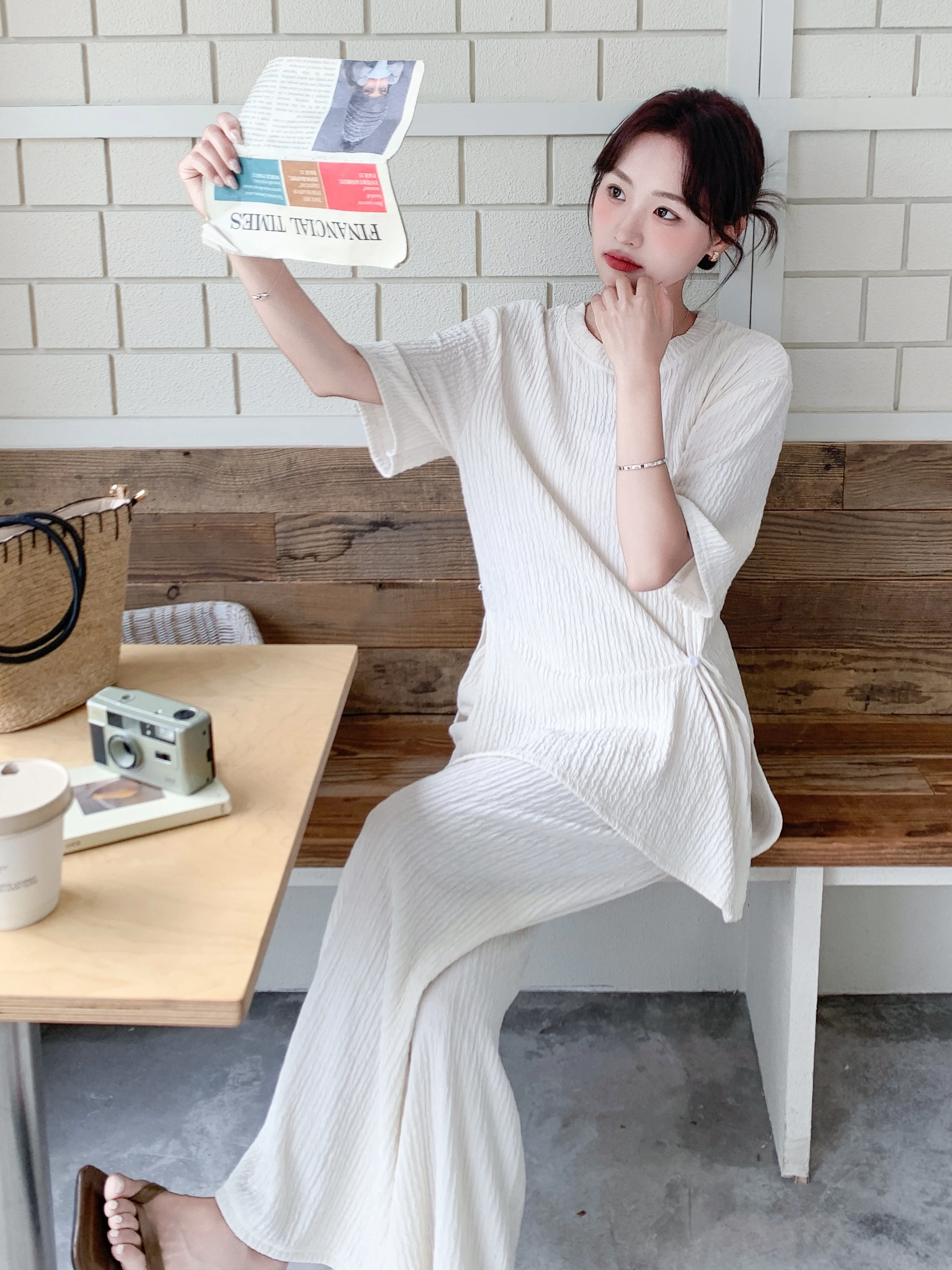 夏の白コーデに最適なスタイル白のリボン付きトップスとワイドパンツセット