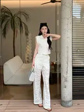 白色レースシャツとストレートパンツのおしゃれな夏用コーディネート（セットアップ対応）