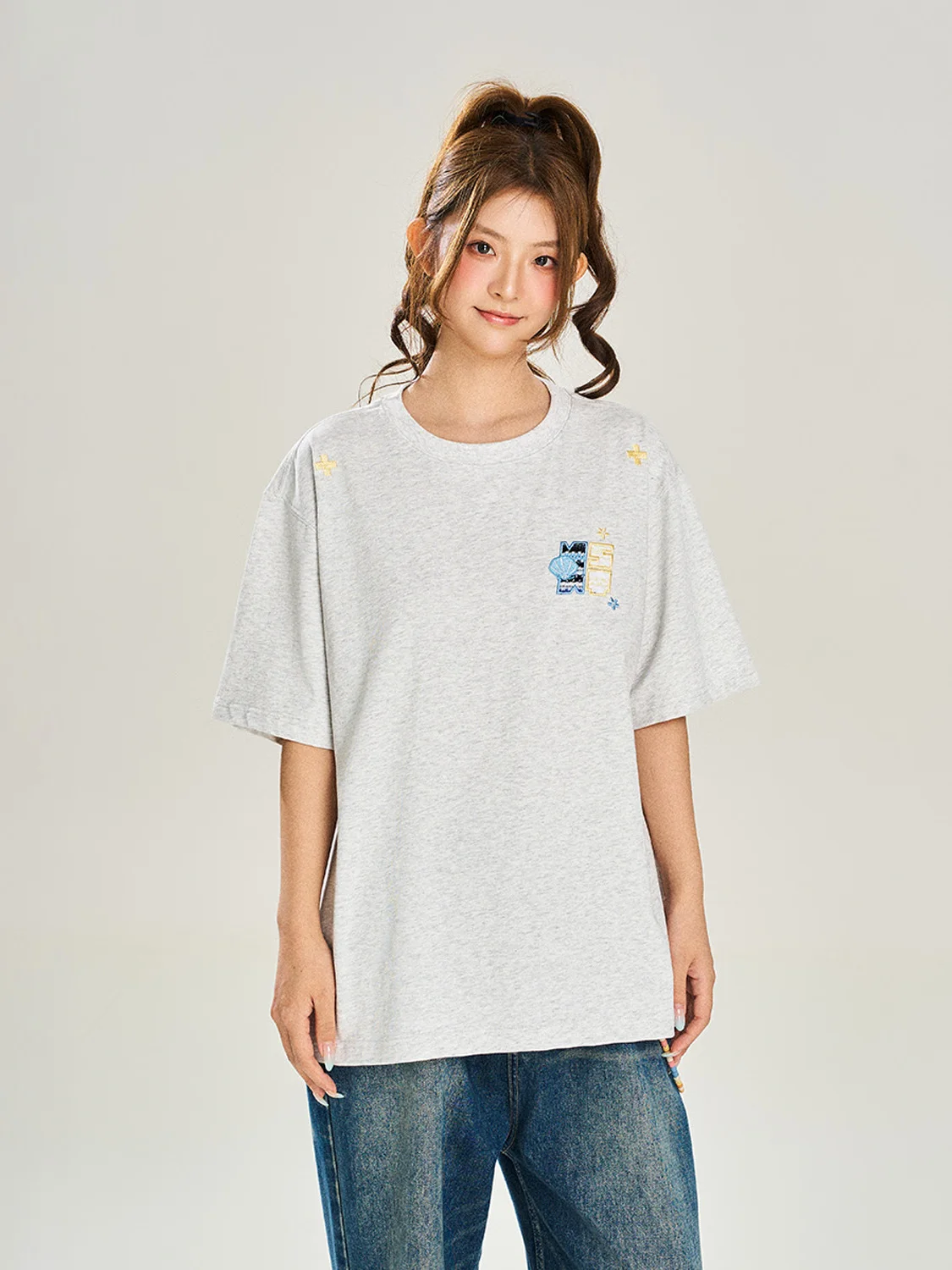 星の刺繍と透かしデザインのTシャツ：ユニセックス向けのデザインと機能性を徹底解説