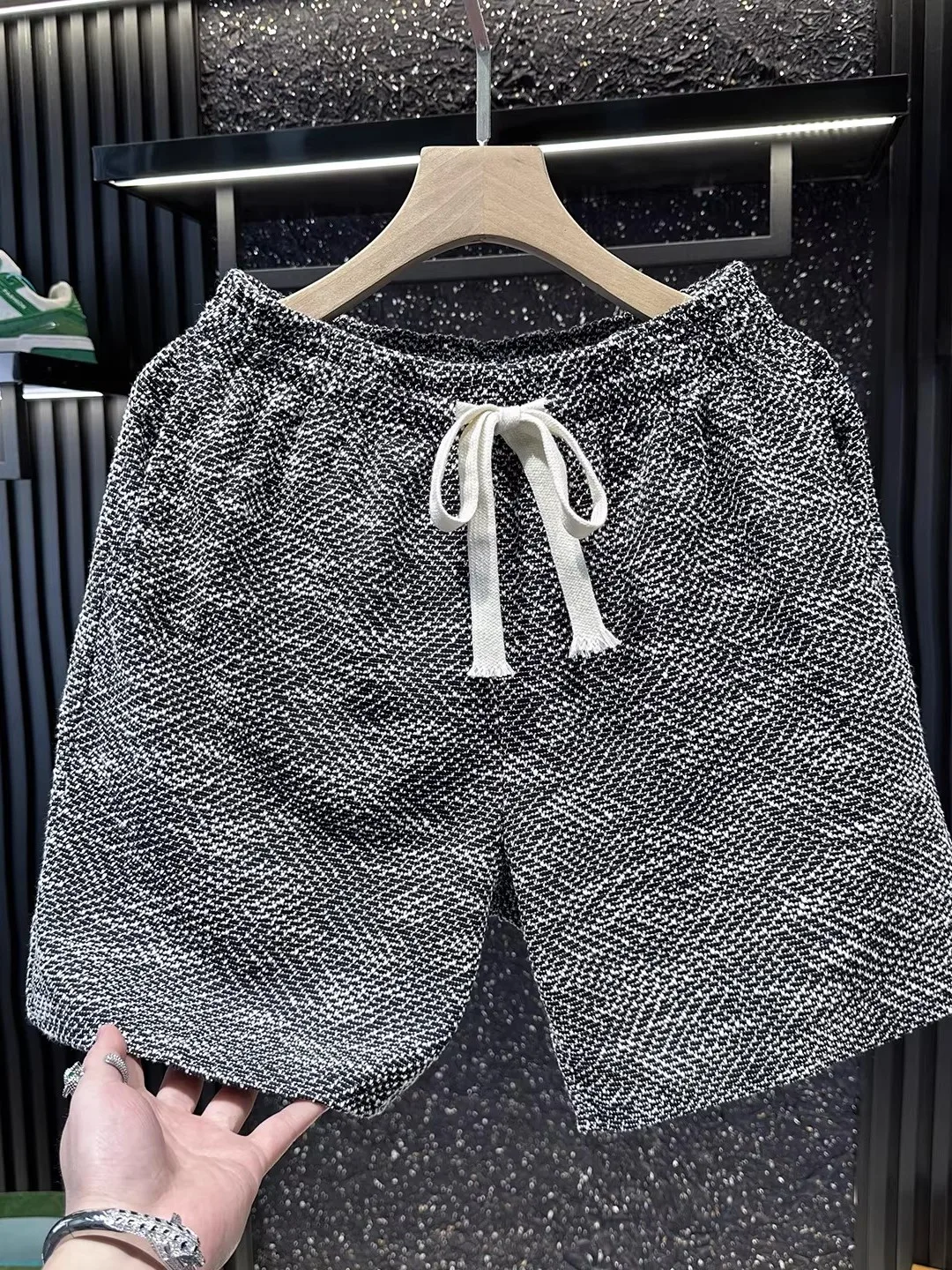 ブラックホワイトチェックショートパンツ：夏のカジュアルコーデに最適なビンテージスタイル