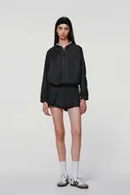 スポーツ感のあるカラーコントラストのジッパー付き短丈ジャケットとプリーツショートパンツ（セットアップ対応）