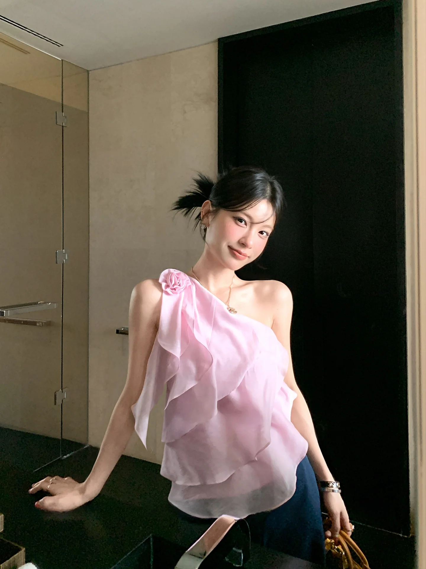20代の女性が「おしゃれ 着こなし」に悩むとき、花柄のワンショルダーTOPSは本当におすすめ？