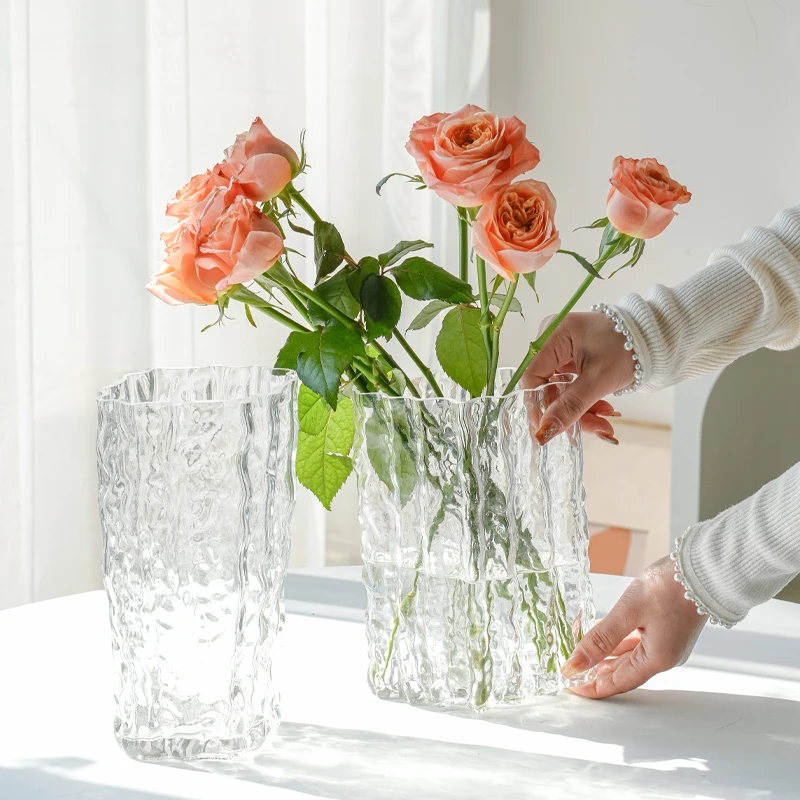 ガラスフラワーベースとは？透明で高級感のある氷河柄花瓶の実用性と使い方