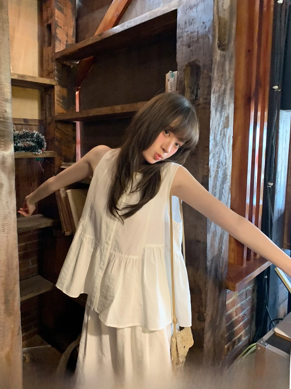 甘さが引き立つドレスシャツとパンツセット：20代女性の日常ファッションに最適なシンプル可愛い服