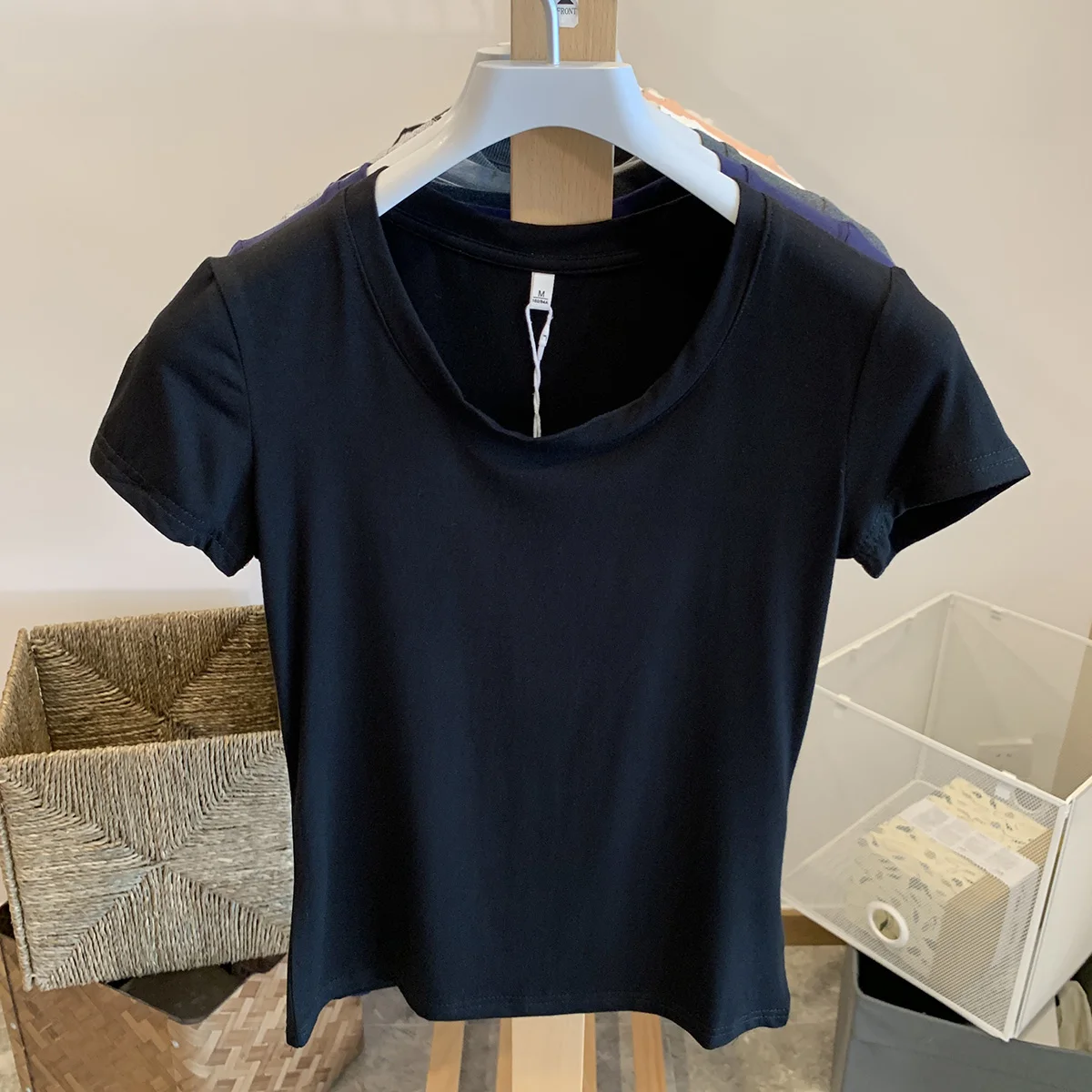 ショートスリーブTシャツを選ぶときに迷うのは、本当に「通気性」か「着心地」なのか？