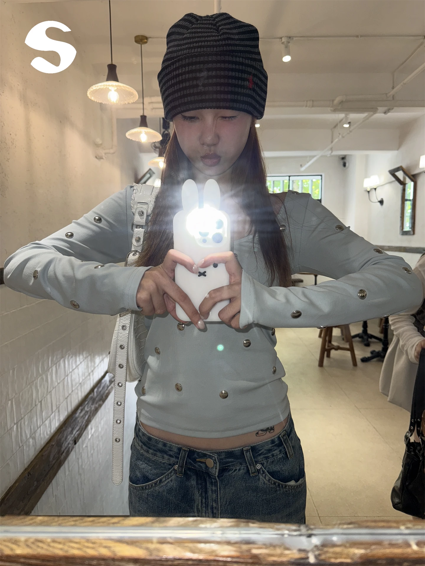 春のTシャツとワンピースを組み合わせるとき、どうやって着こなすのが自然か？