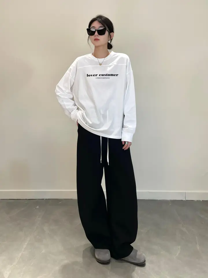 綿100%のウォッシュ加工済みカジュアルロングスリーブTシャツ【ゆったりシルエット・ロゴプリント・秋用】