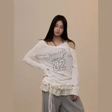 デザイン性のある斜め肩の白い長袖Tシャツ【春夏用・レタープリント・露肩】
