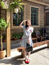 甘美な学院風デザインの小翻領アシンメトリーチェックシャツワンピース