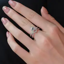 モダンデザインのプラチナ仕上げリング【白鹅绒使用・横置きダイヤモンド・エレガントな雰囲気】