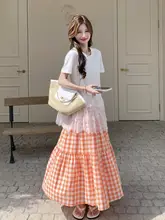 感あるレース切り替えTシャツとチェック柄ロングスカートの夏用コーディネート（セットアップ対応）