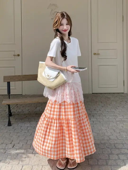 感あるレース切り替えTシャツとチェック柄ロングスカートの夏用コーディネート（セットアップ対応）
