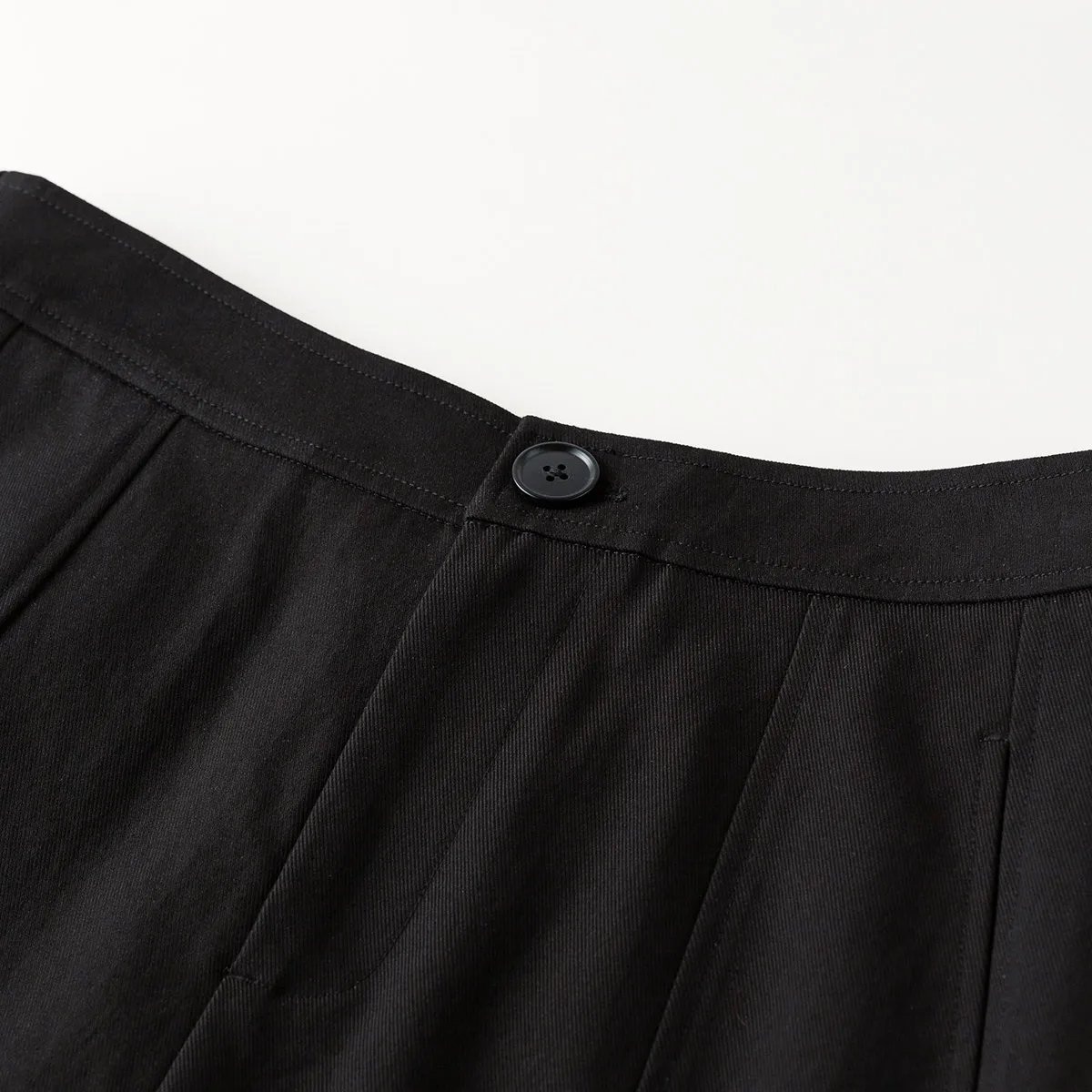 通勤の日常に「ふわっと」溶け込む、レトロな分割デザインのワイドレッグパンツは？
