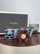 花柄デザインの斜め掛けレザーショルダーストラップ【調整可能・秋冬用・スマートフォン対応】（セットアップ対応）