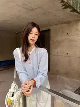 可愛いブルーストライプボタン付き長袖Tシャツ【カジュアル・秋用・肌触り良好】