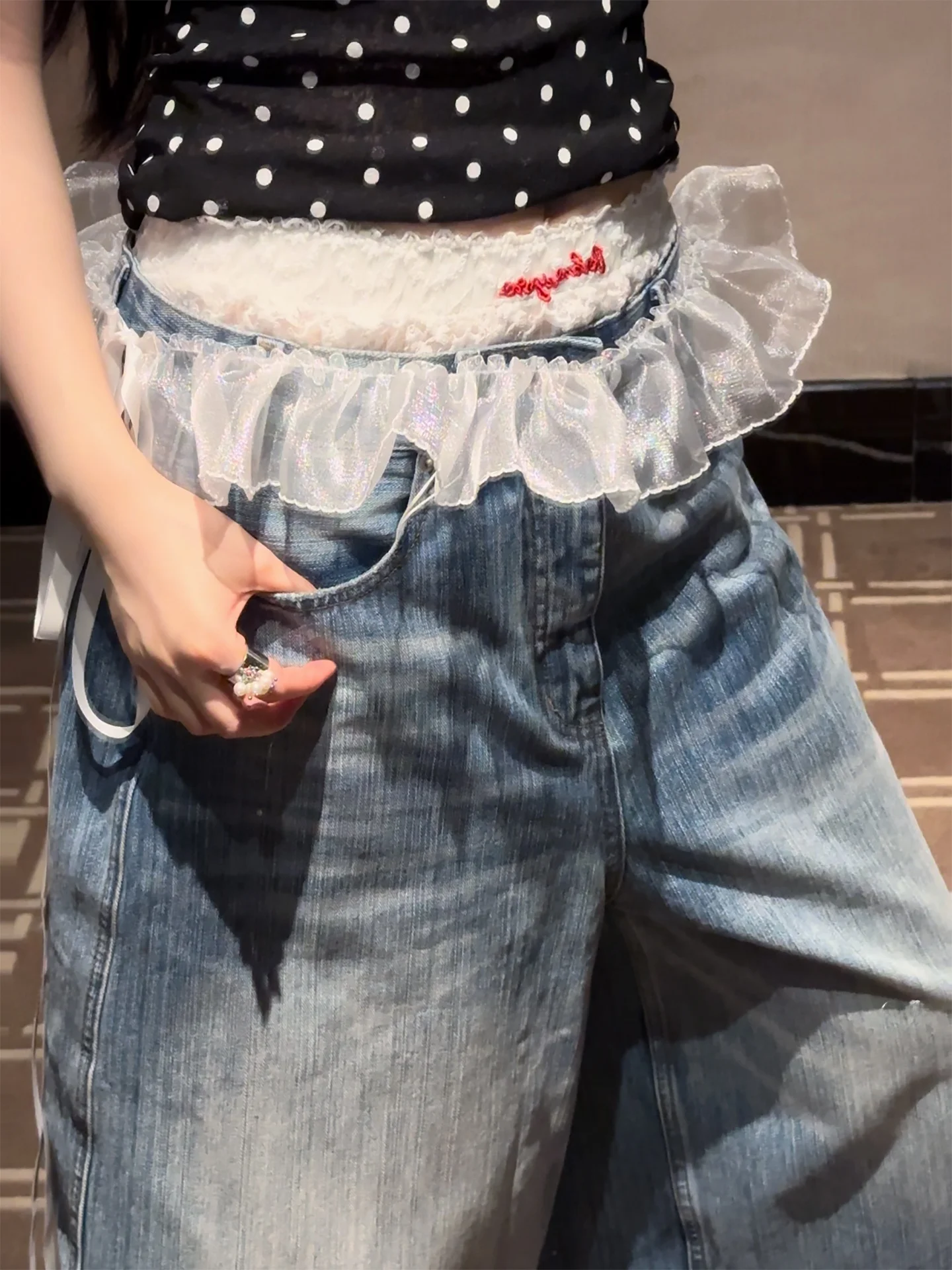 レトロ風レッドレース重ね着のエプロン：少女向けの春夏スタイルとデニムパンツの相性