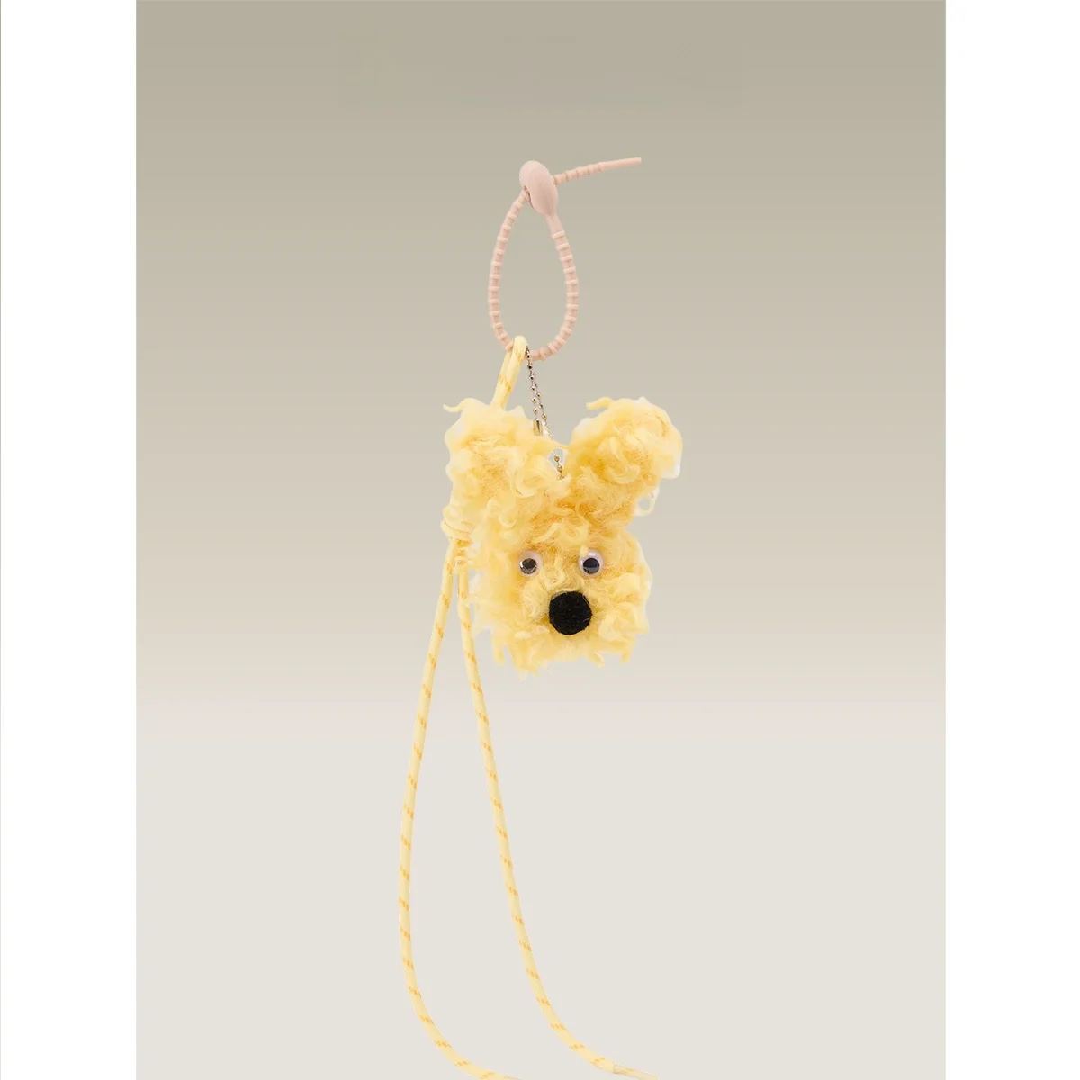 ふわふわの犬型キーホルダー：かわいいデザインと毛皮のぬいぐるみが特徴