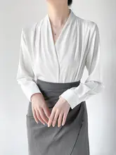白色サテン生地のVネックシャツ【通勤スタイル・女性用・エレガントデザイン】