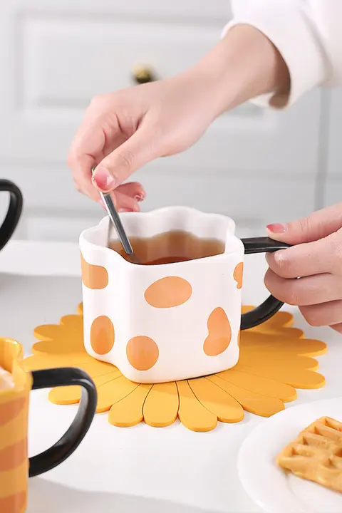 猫爪デザインのかわいい陶器製マグカップ【フタ付き・スプーン付き】
