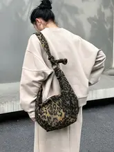 春夏ファッションのトレンド！軽量で汎用性の高い柔らかいキャンバスのラフなヒョウ柄ダッフルバッグ【大容量・カジュアル・ショルダーバッグ】