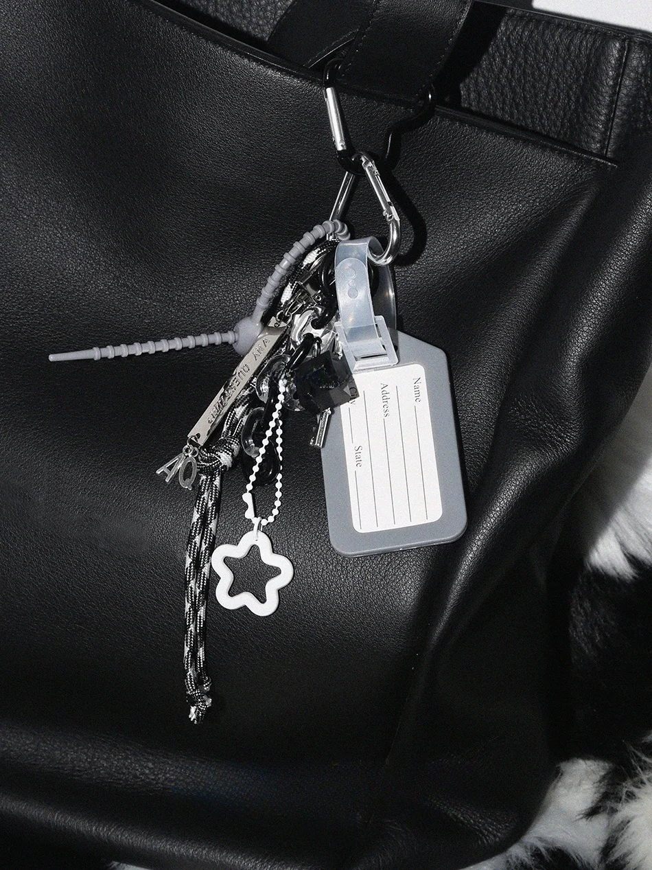 オリジナルデザインの黒白灰キーホルダー：シンプルで実用的なメンズアクセサリーの選択基準