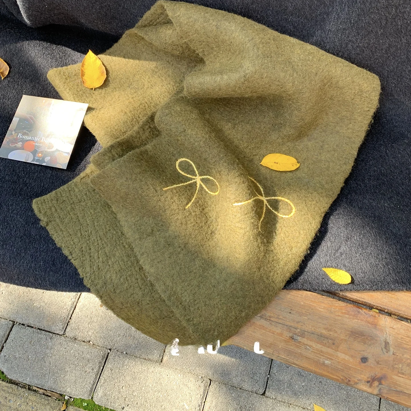 刺繍入りニットスカーフ：韓風デザインで秋から春にわたる軽量保温スタイル