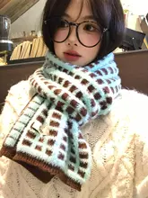 ブルーとコーヒー色のチェック柄フワフワニットスカーフ【秋冬用・保温・学生向け・首元暖か】
