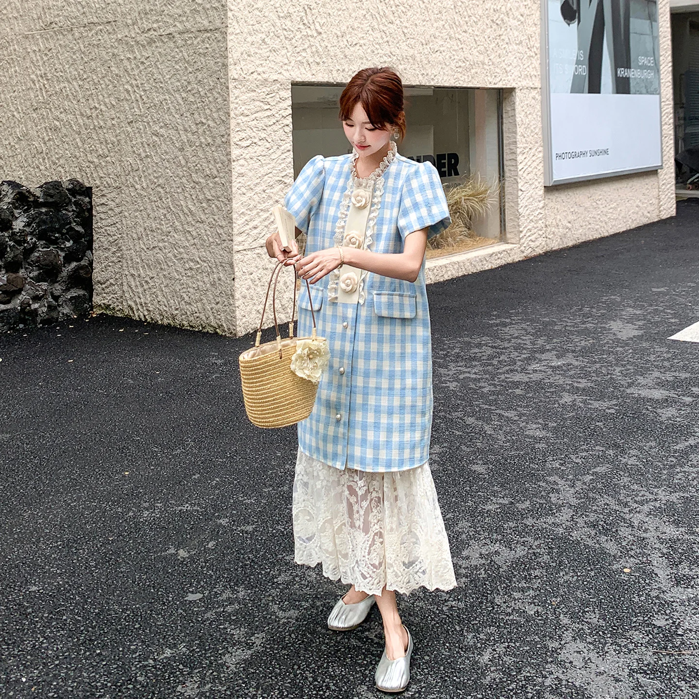 20代の可愛い服に迷ったとき、どう選ぶ？青いチェック柄のレースキャミソールドレスが解決する
