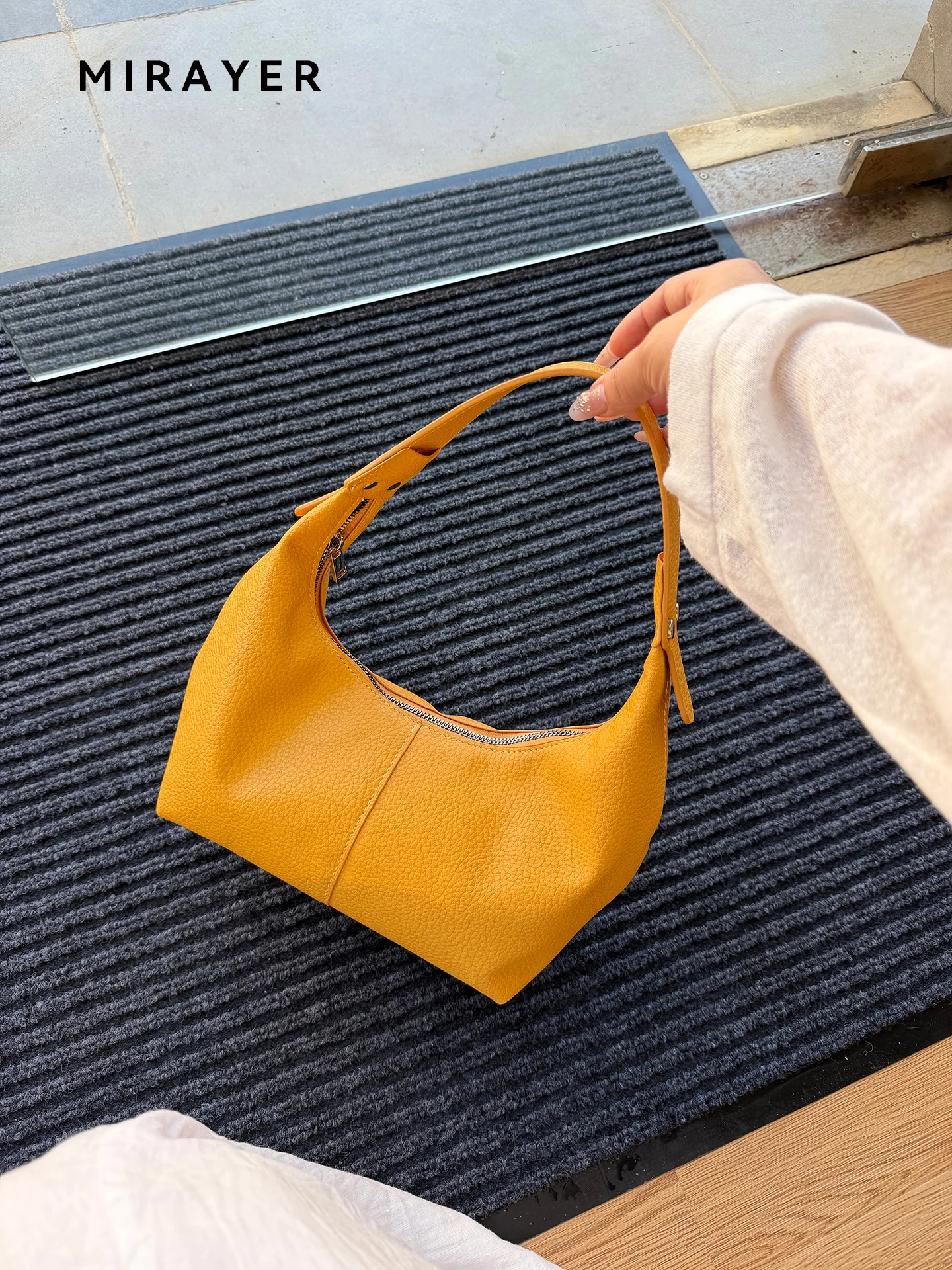 革製の果物色ダンプバッグ：職場通勤に最適なソフトレザーの饺子形カバン