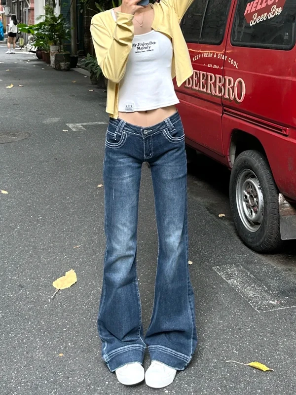 深い青色のローライズブーツカットジーンズ：40代アラフォー向けの秋冬カジュアルコーデに最適なスリムフィットスタイル