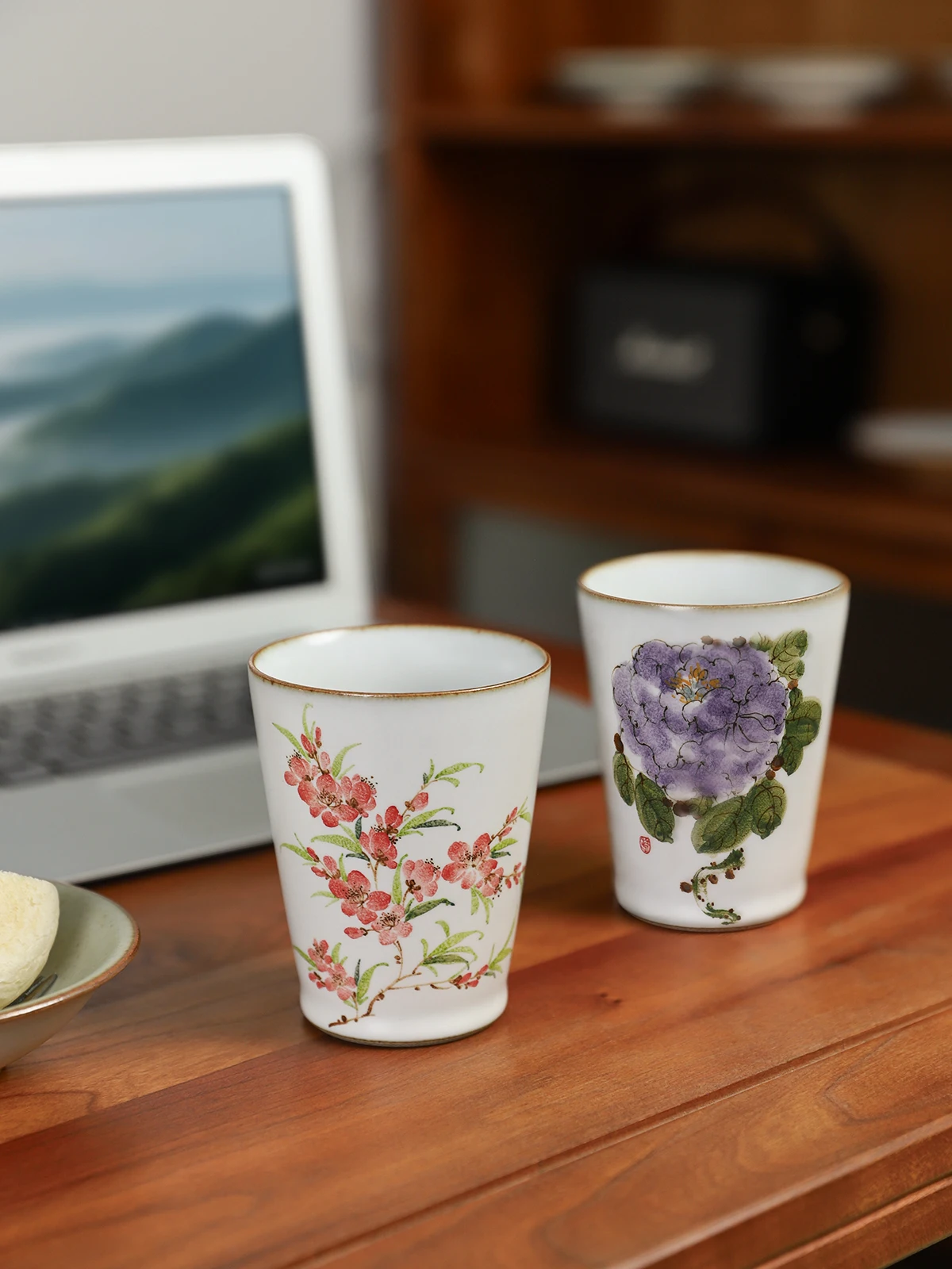 高級感のあるコーヒーマグカップを選ぶには？手描き陶器がもたらす、心に響く日常の美しさ