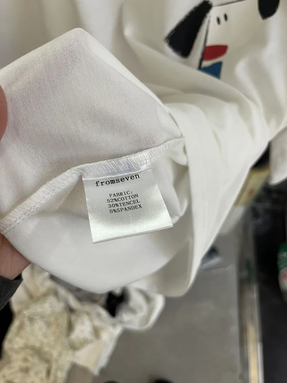 通勤用Tシャツはどう選ぶ？韓国風カートゥーンデザインが今、オフィスカジュアルの新潮流を変える