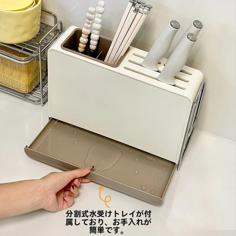 高級キッチン用壁掛け収納ラック：カートゥーンデザインとプラスチック素材の実用性評価