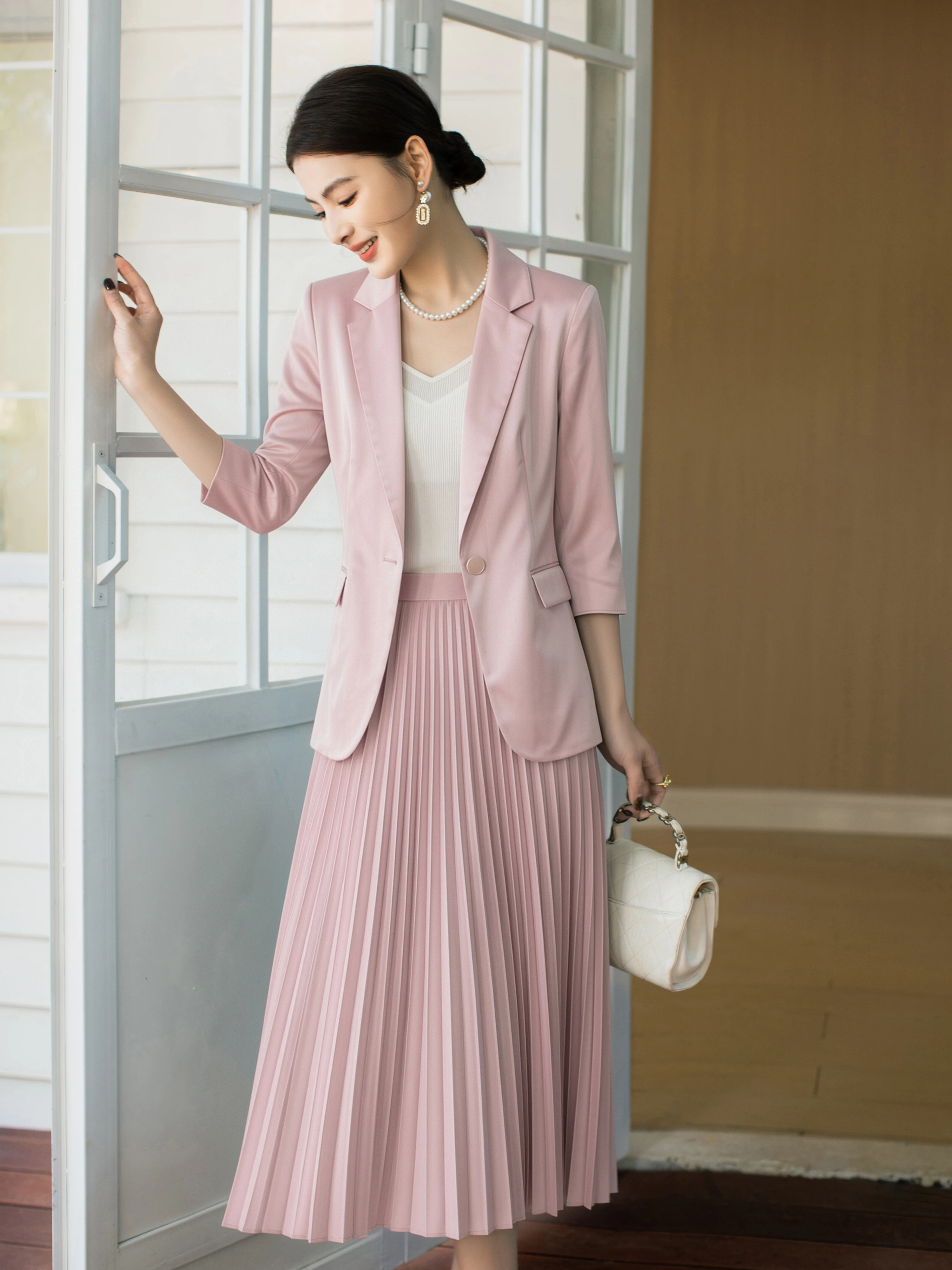 30代の忘年会に着る服は？甘美なピーチピンクのセットアップが解決するリアルな悩み