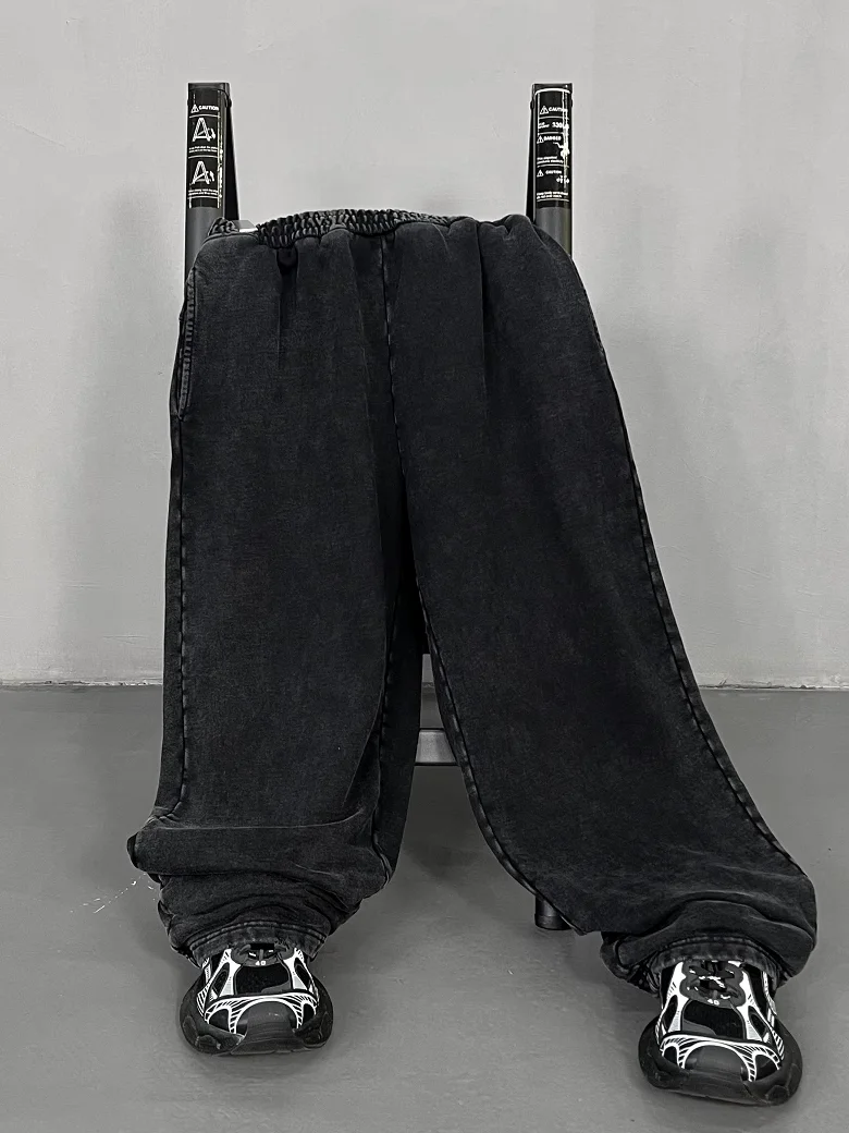 黒スウェットパンツを選ぶときに迷うのは、本当に素材かフィット感か？