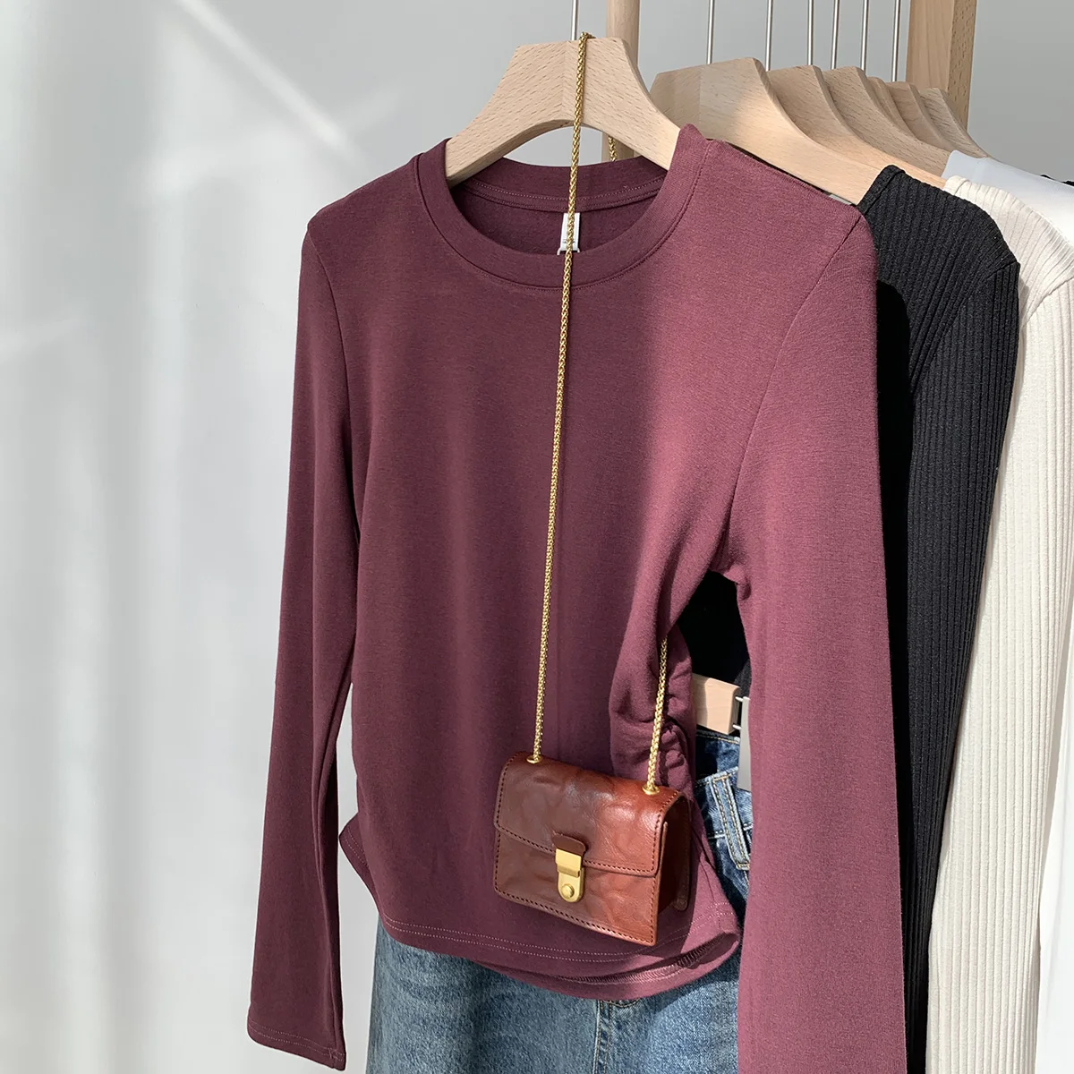 通勤スタイルで失敗しないTシャツの下に着る長袖は？デザイン性とフィット感のバランスが鍵