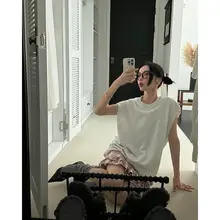 個性派デザインのバックオープンノースリーブパーカー