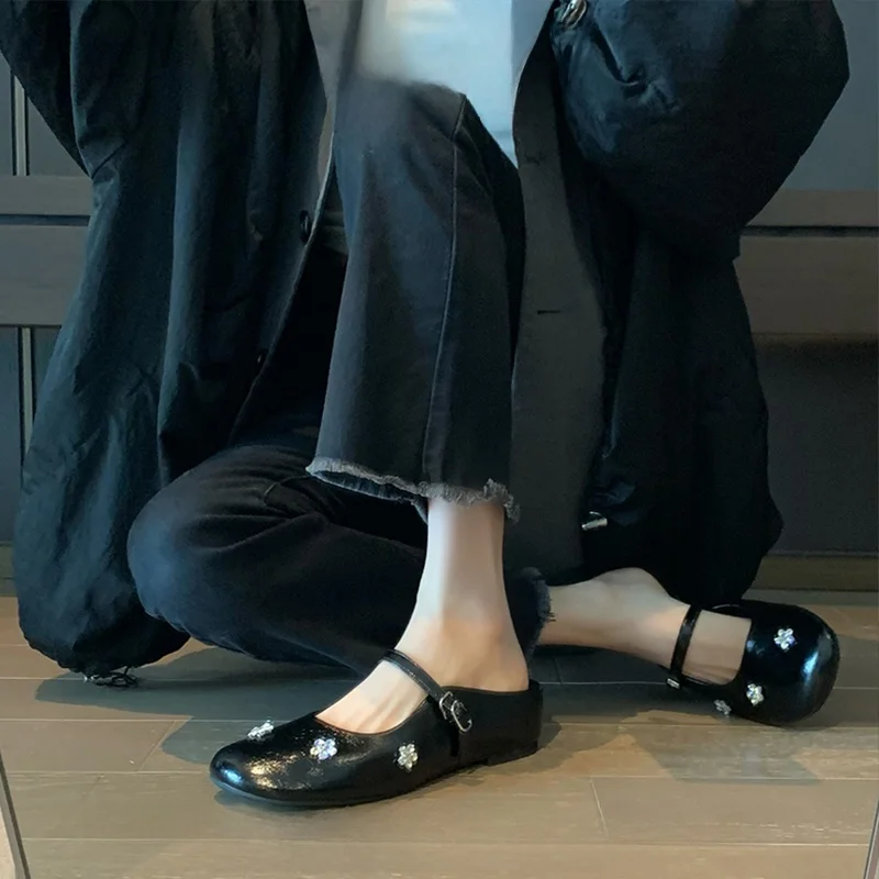 歩きやすいサンダル おしゃれ ファッションアイテムとしてのマリージェーンサンダル
