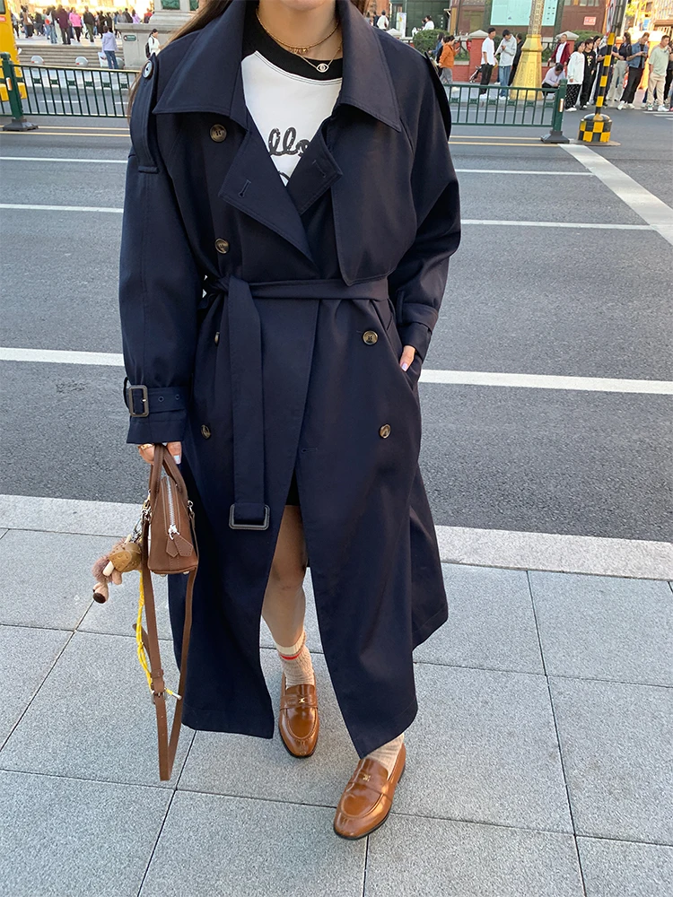 大人可愛い服 50代コーデ | ネイビーステンカラーコートで実現するバランスの取れたスタイル