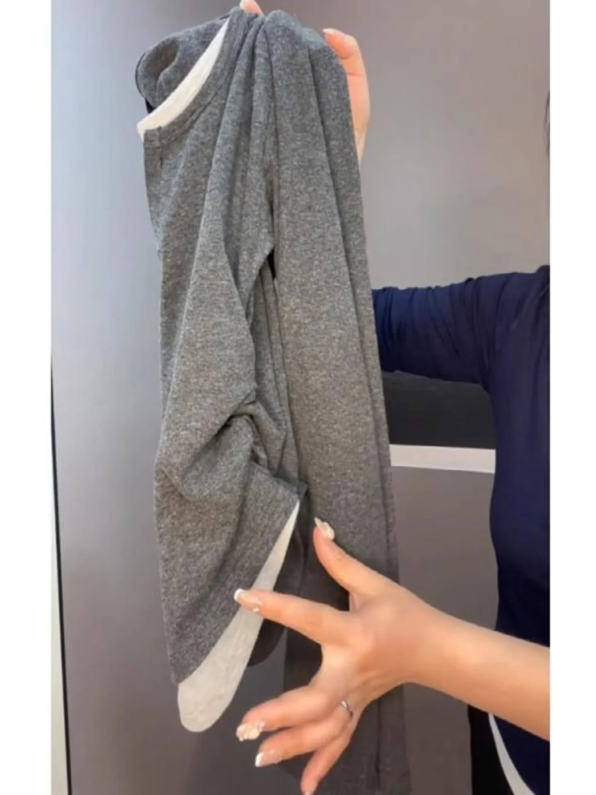 「Tシャツズボンに入れる」のは本当に可能？デザイン性のある長袖Tシャツが解決する、通勤スタイルの悩み