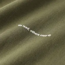 アメリカンレトロデザインのショートスリーブTシャツ【ミリタリーグリーン・ゆったりフィット・ロゴプリント】