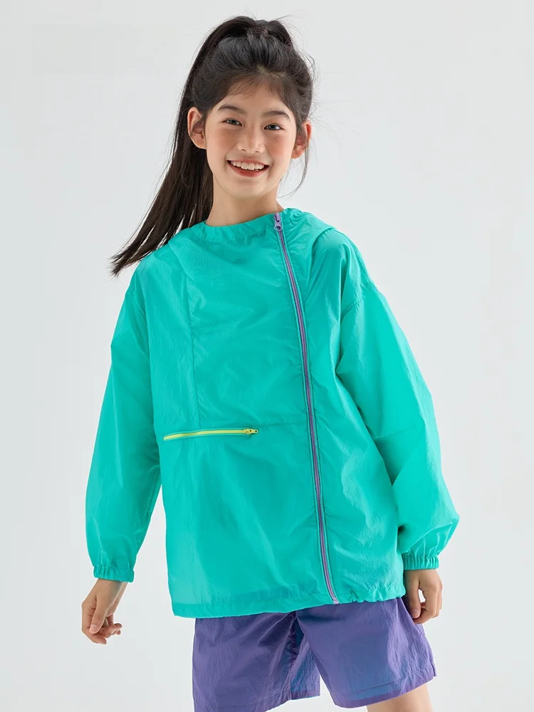 子どもと行くファミリー向け安全安いギアとしての子供用透湿性ラップファスナー紫外線対策ジャケット