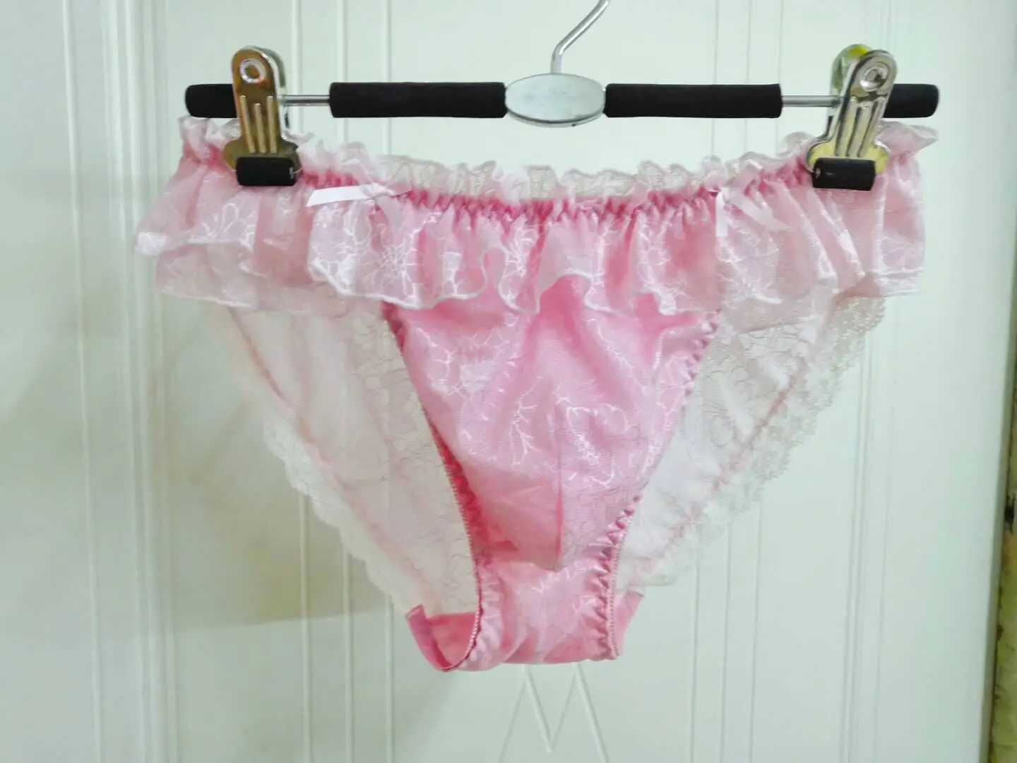 レーストリム付きメンズボクサーパンツ：無痕設計とフィット感を重視した夜間使用向けアイテム