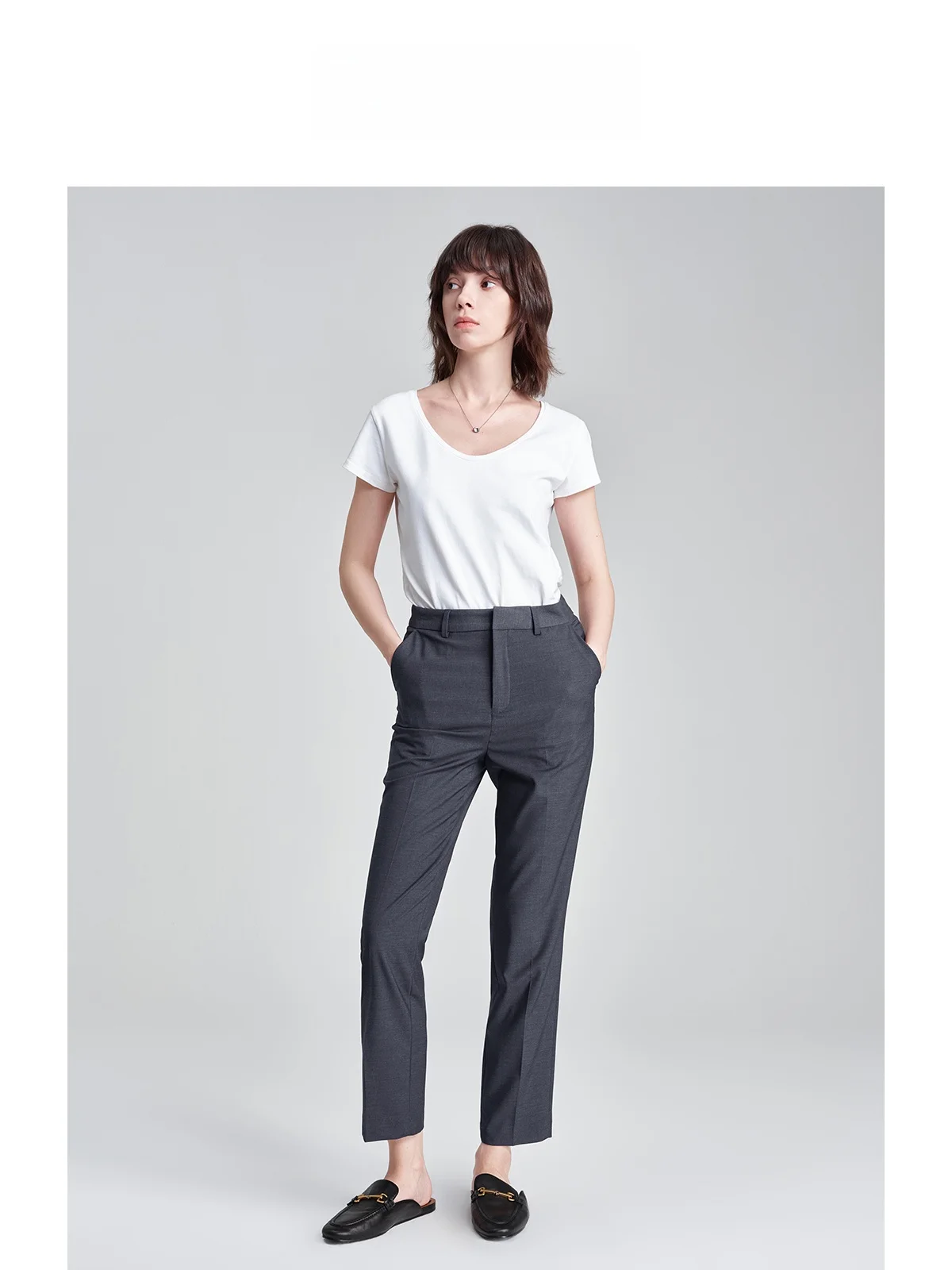 オフィスカジュアルに悩む40代女性に、今こそ選ぶべき「ハイウエストドレープスーツパンツ」は？