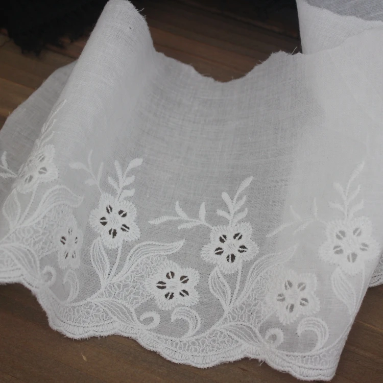 片側刺繍の花柄コットンレース生地：かがり縫いに最適なトリム用生地の実用性と使い方