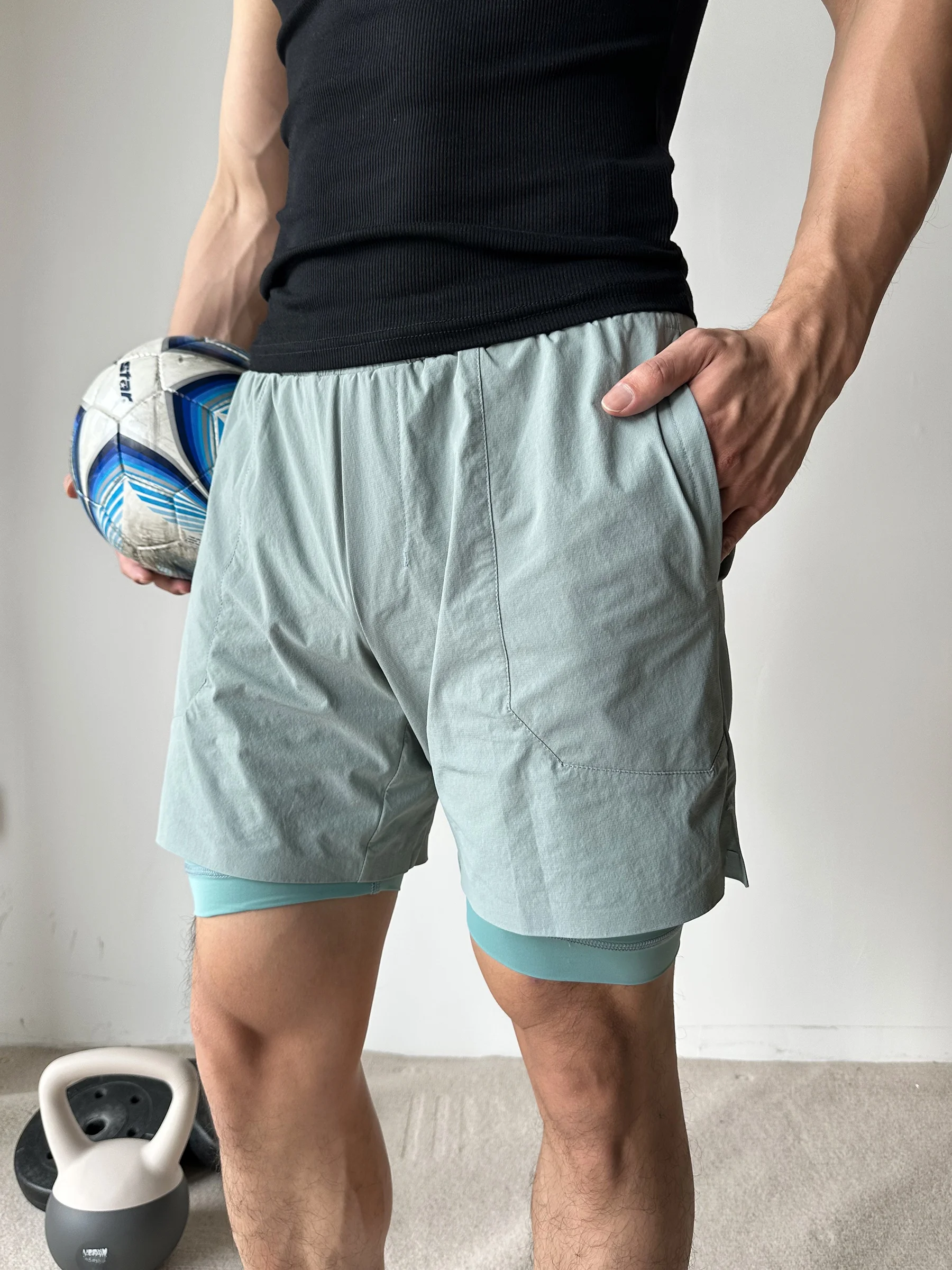 二重構造のスポーツショートパンツ：速乾性とアメリカンバスケットボールスタイルの実用性